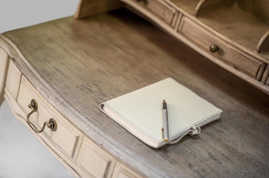 Elevandiluu värvi konsoollaud Limena LI841, kummipuidust – 2