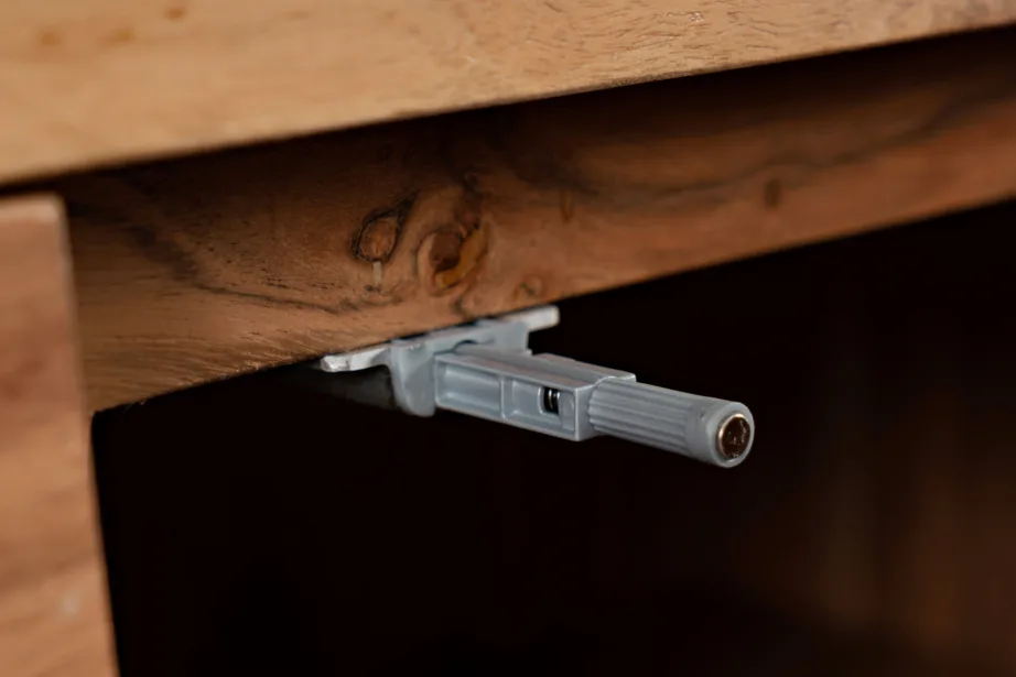 Helepruun kummut Avola AV1995-72, akaatsiapuidust – 8