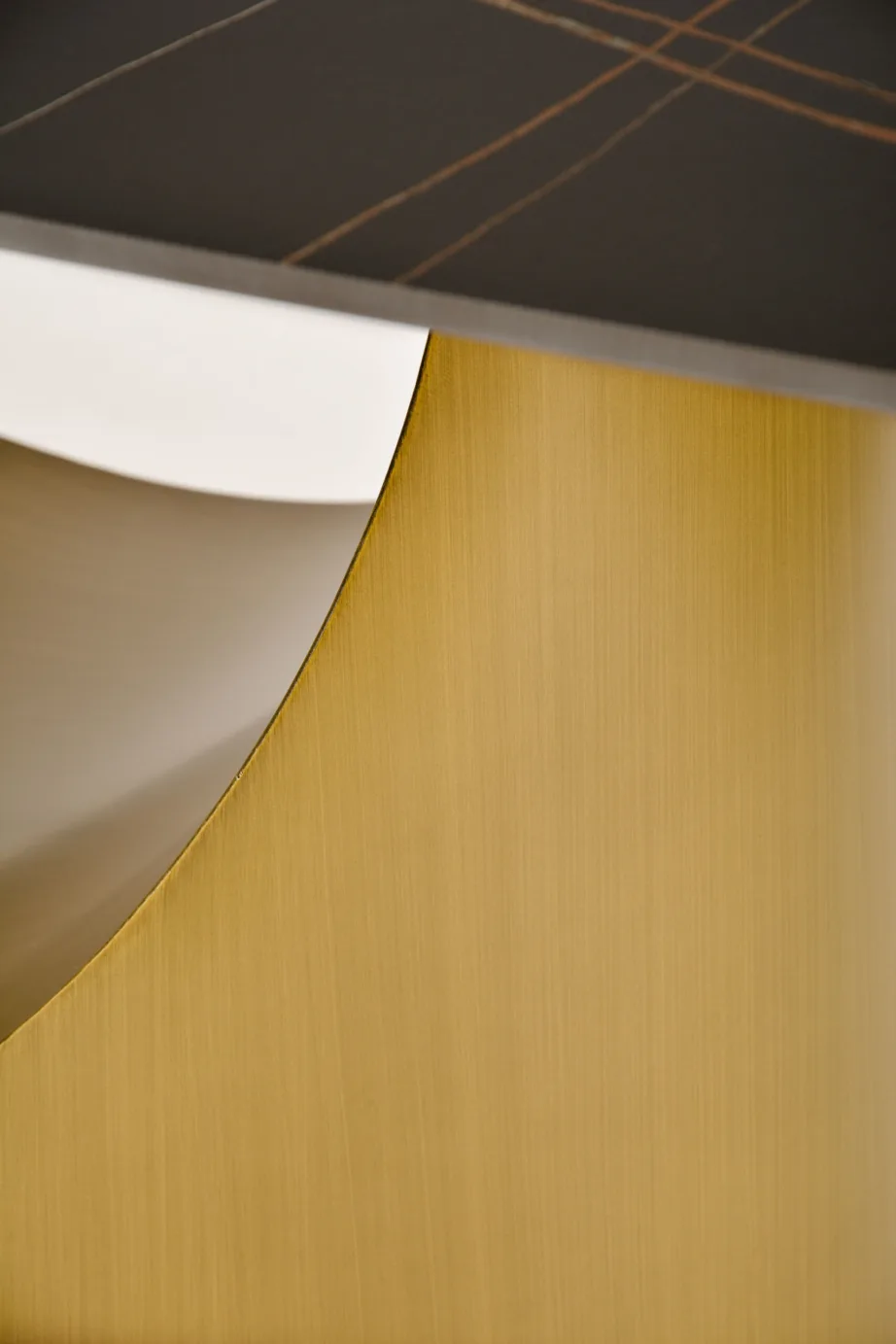 Kuldne söögilaud Modig M26, harjatud süsinikteras, sünteetiline marmor – 11