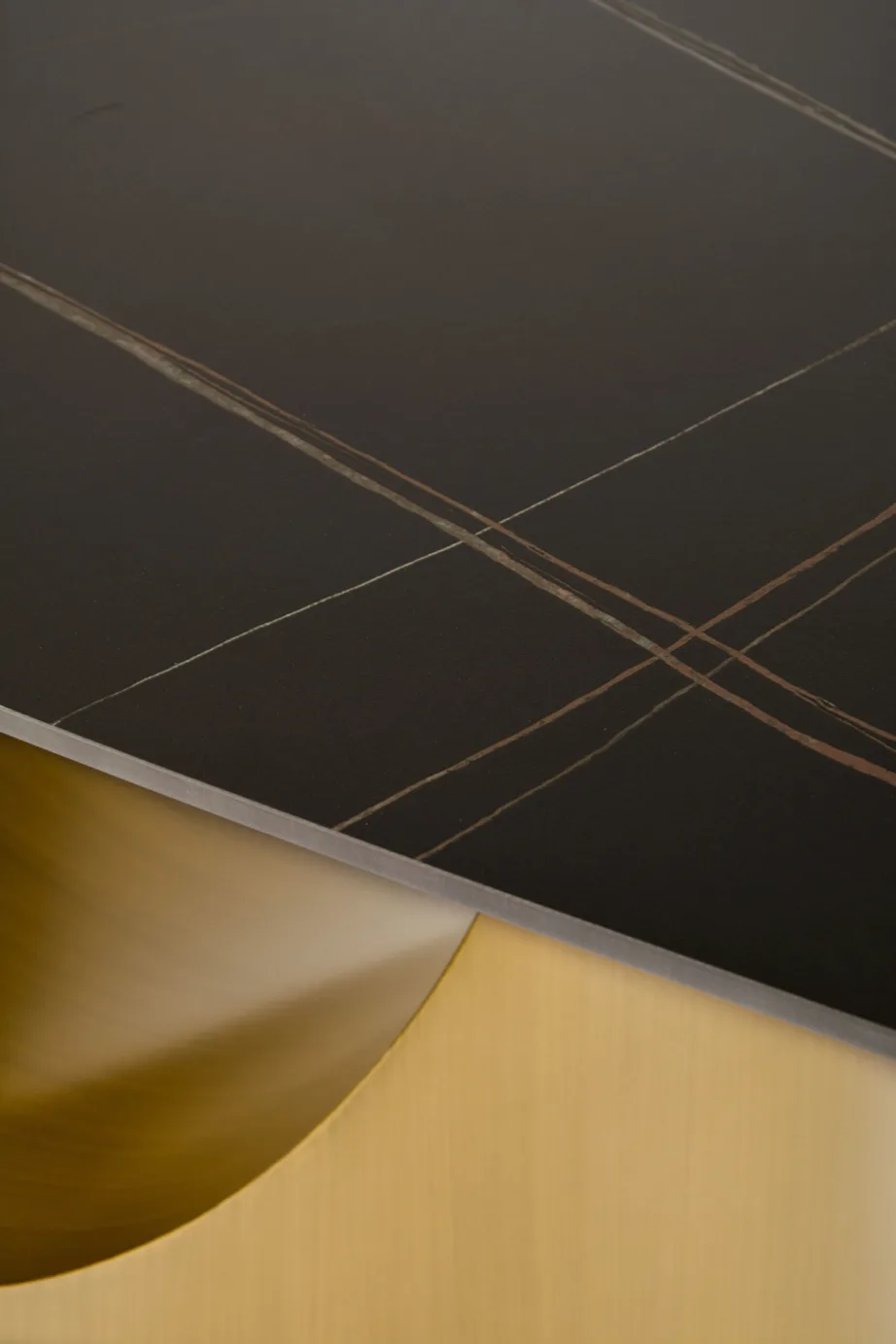 Kuldne söögilaud Modig M26, harjatud süsinikteras, sünteetiline marmor – 12