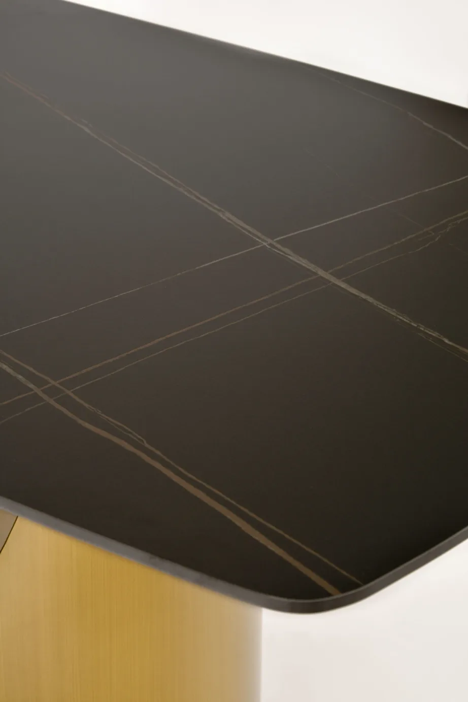 Kuldne söögilaud Modig M26, harjatud süsinikteras, sünteetiline marmor – 13