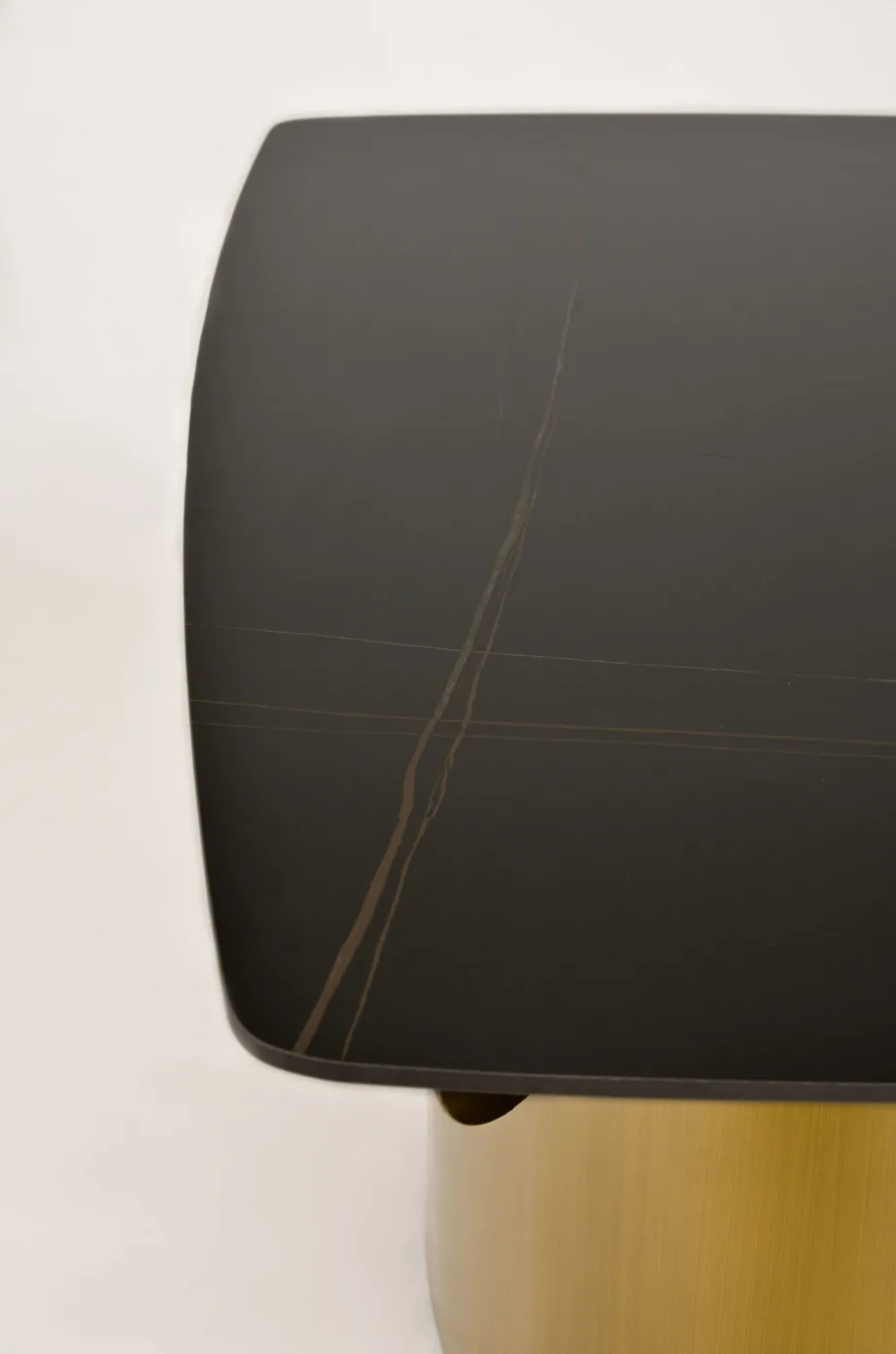 Kuldne söögilaud Modig M26, harjatud süsinikteras, sünteetiline marmor – 14