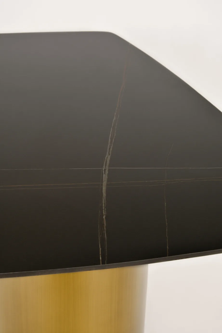 Kuldne söögilaud Modig M26, harjatud süsinikteras, sünteetiline marmor – 15