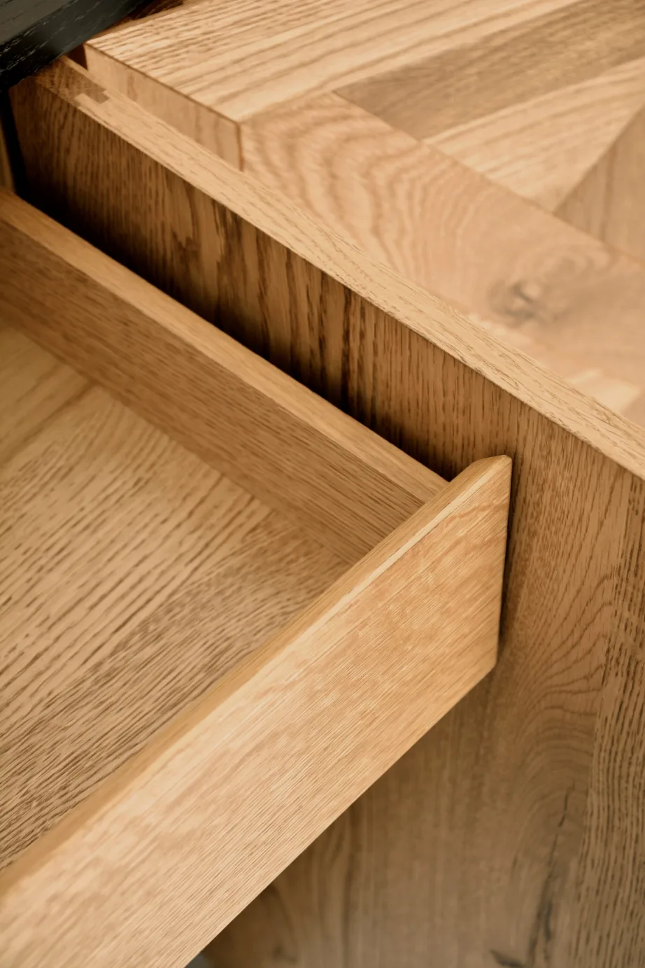 Must kummut Indus IN20-3, tammepuidust – 11