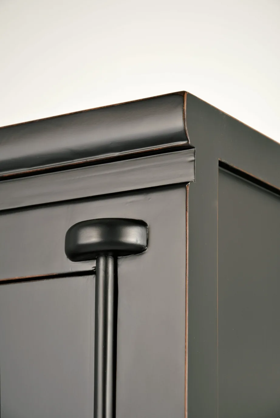 Must riidekapp Hamilton HT08, jalaka puidust – 13