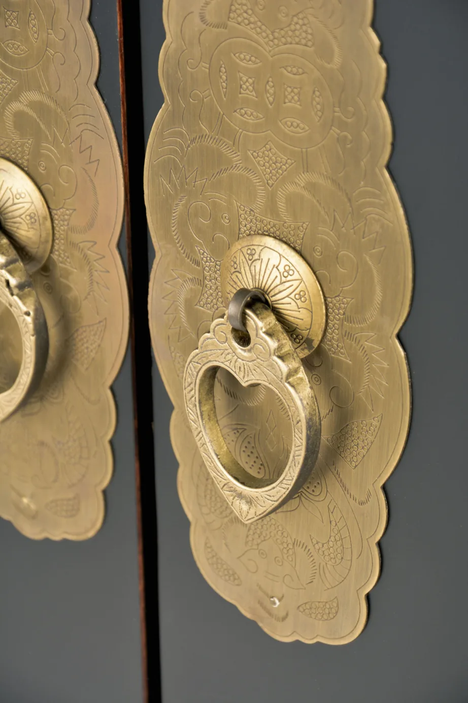 Must riidekapp Hamilton HT08, jalaka puidust – 14