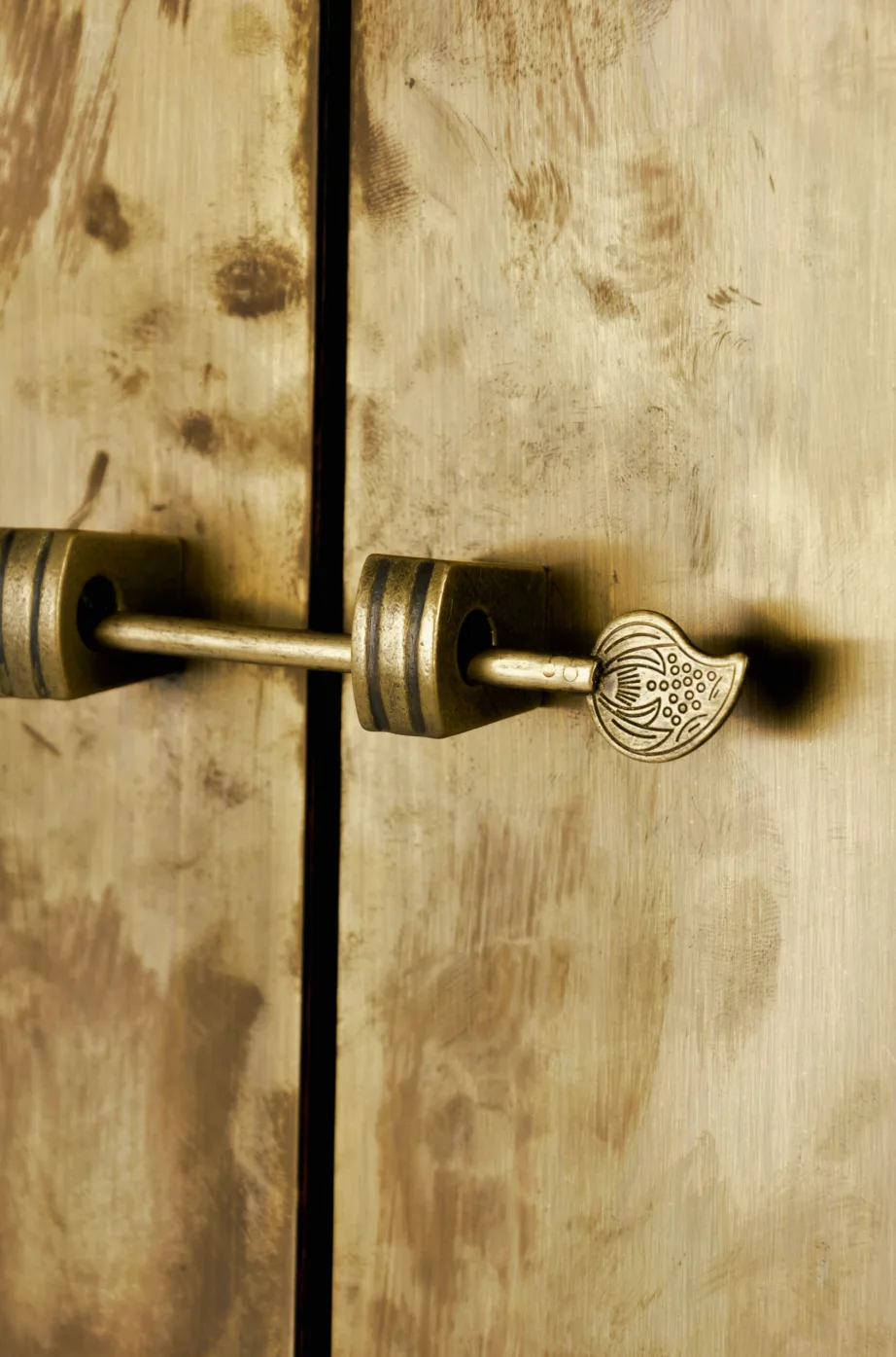 Must riidekapp Hamilton HT08, jalaka puidust – 18