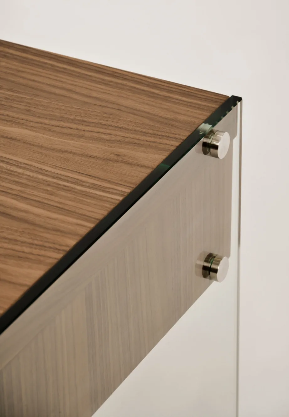 Pähklitooni külglaud Soho SH10, looduslik pähklivineer, MDF, karastatud klaasjalgadega – 11