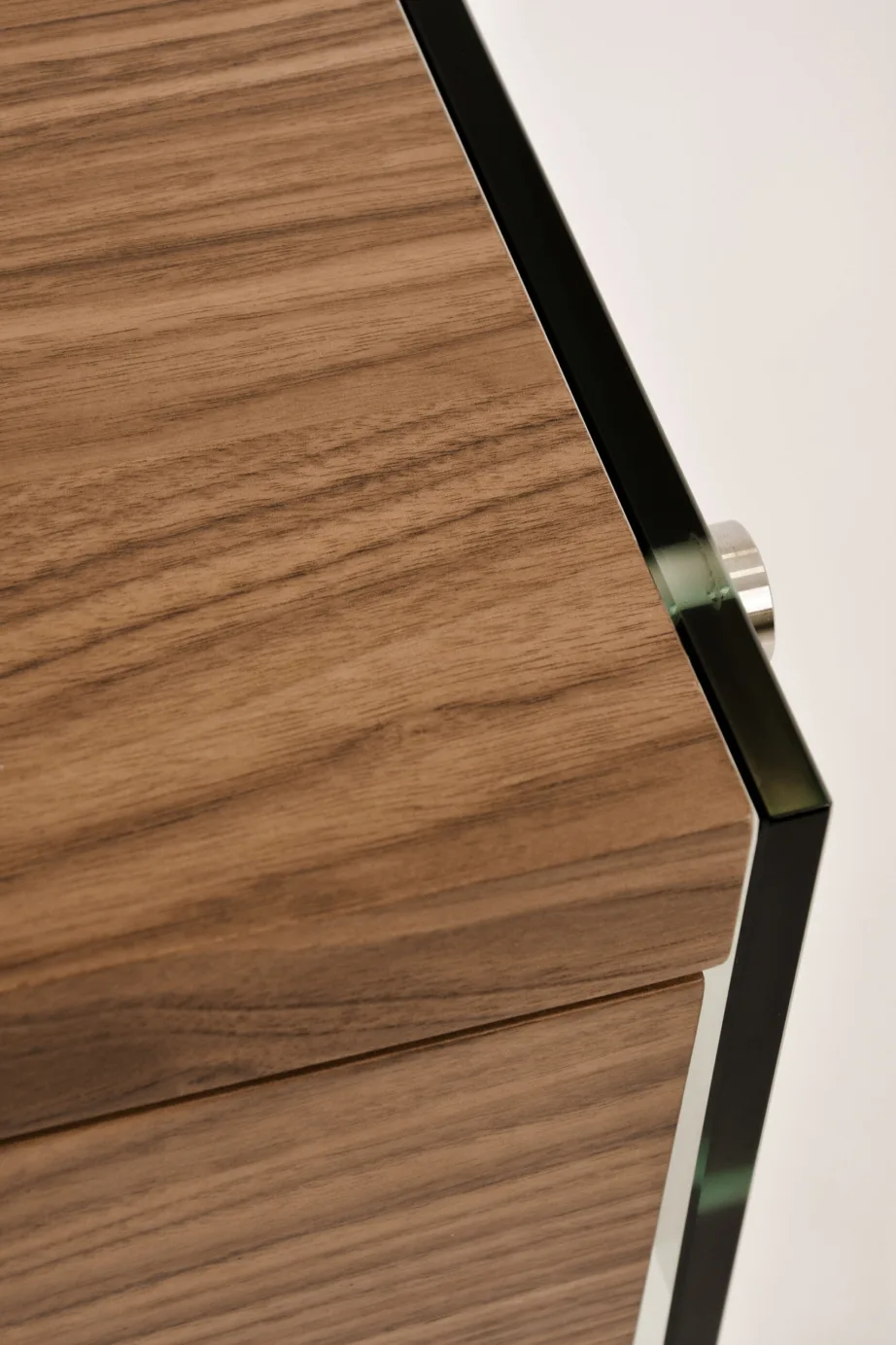 Pähklitooni külglaud Soho SH10, looduslik pähklivineer, MDF, karastatud klaasjalgadega – 13