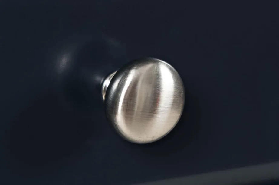 Tumesinine kummut Avola AV775-50, akaatsiapuidust – 7