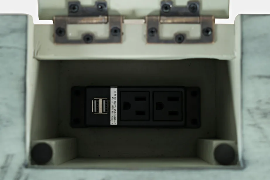 Mündiroheline kirjutuslaud Avola AV1615-5620, akaatsiapuidust – 7