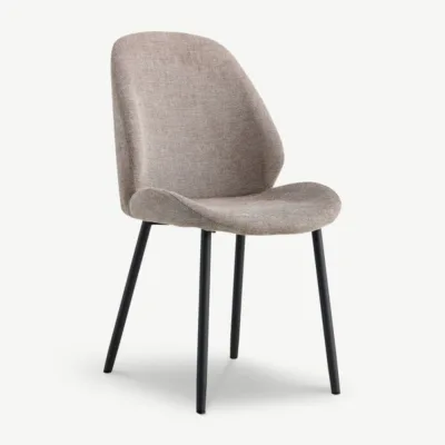 Cascadia söögitool taupe kangaga, mustade terasjalgade ja ümara seljatoega – elegantne ja mugav valik igasse söögituppa.