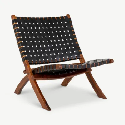 Tiigipuust raami ja musta nahast istmeosaga Dani lounge-tool, mille minimalistlik ja elegantne disain sobib modernsesse interjööri.