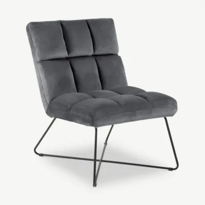 Hall sametist Liam tugitool mustade metalljalgadega, stiilse ja luksusliku disainiga.