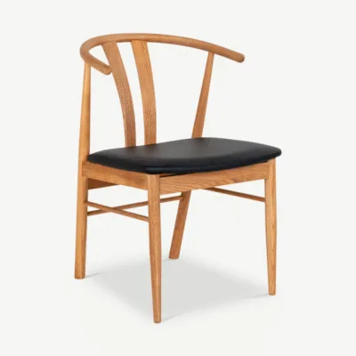 Rea tammepuidust söögitool, naturaalne raam ja must PU-nahast iste, minimalistliku Skandinaavia disainiga. Elegantne ja vastupidav tool sobib erinevatesse interjööridesse.