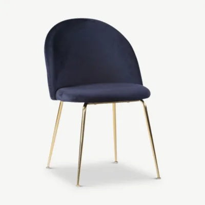 Sinine velvetist söögitool messingitooniliste metalljalgadega, elegantse ja luksusliku disainiga. Toolil on kõrge seljatugi, pehme polsterdus ja vastupidavad jalad, mis sobivad nii modernsesse kui klassikalisse interjööri.