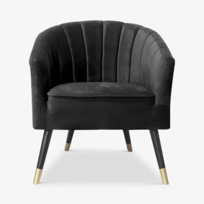 Mustast sametist Amber tugitool kuldsete jalgadega. Elegantne ja mugav mööbliese, mis lisab interjööri luksuslikkust ja ajatut stiili.