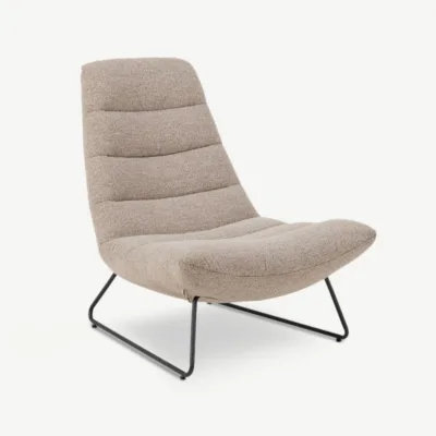 Beež bouclé-kangaga Kelly lounge-tugitool kaarja seljatoe ja matist mustade kelkjalgadega, pakkudes modernset stiili ja ülimat mugavust.