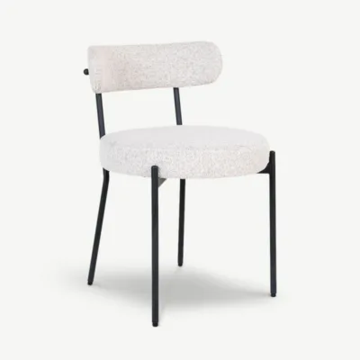Valge Adina bouclé söögitool mustade metalljalgadega – minimalistlik ja elegantne disain, mis lisab igale söögitoale stiili ja mugavust.