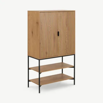 Akio tammepuidust kapp naturaalse tammeviimistlusega, esiküljel lamelldetailid. Kahe ukse ja reguleeritavate riiulitega praktiline hoiulahendus. Metallist jalad ja käepidemed lisavad modernset stiili.