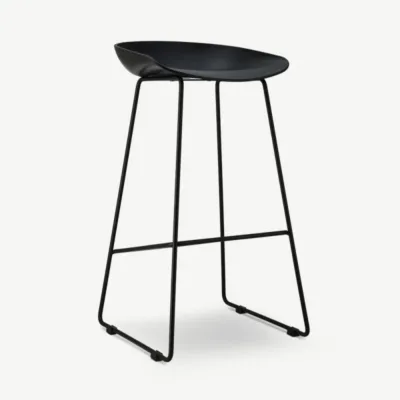 Must Aksel baaritool plastist istme ja metalljalgadega, minimalistliku ja modernse disainiga.