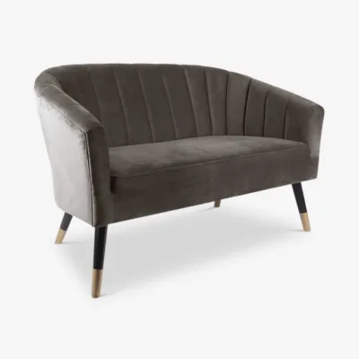 2-kohaline Amber diivan taupe sametkatte ja kuldsete jalgadega. Elegantses stiilis kompaktne diivan, mis sobib nii modernsesse kui klassikalisse interjööri.