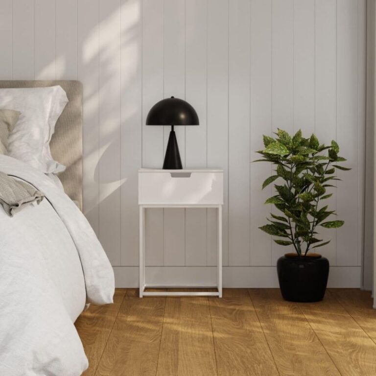 Valge Anita öökapike, millel on puidust sahtel ja vastupidav must metallraam. Minimalistlik disain, mis sobib kaasaegsesse magamistuppa.