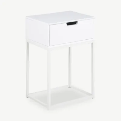 Valge Anita öökapike minimalistliku disainiga – lakitud puidust pealisplaat, praktiline puidust sahtel ja vastupidav mustast metallist raam. Kaasaegne ja stiilne lisand magamistuppa.