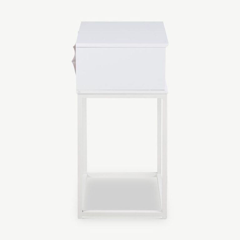Valge Anita öökapike metallraamiga. Minimalistlik disain, puidust sahtel ja stabiilne konstruktsioon sobivad moodsasse magamistuppa.