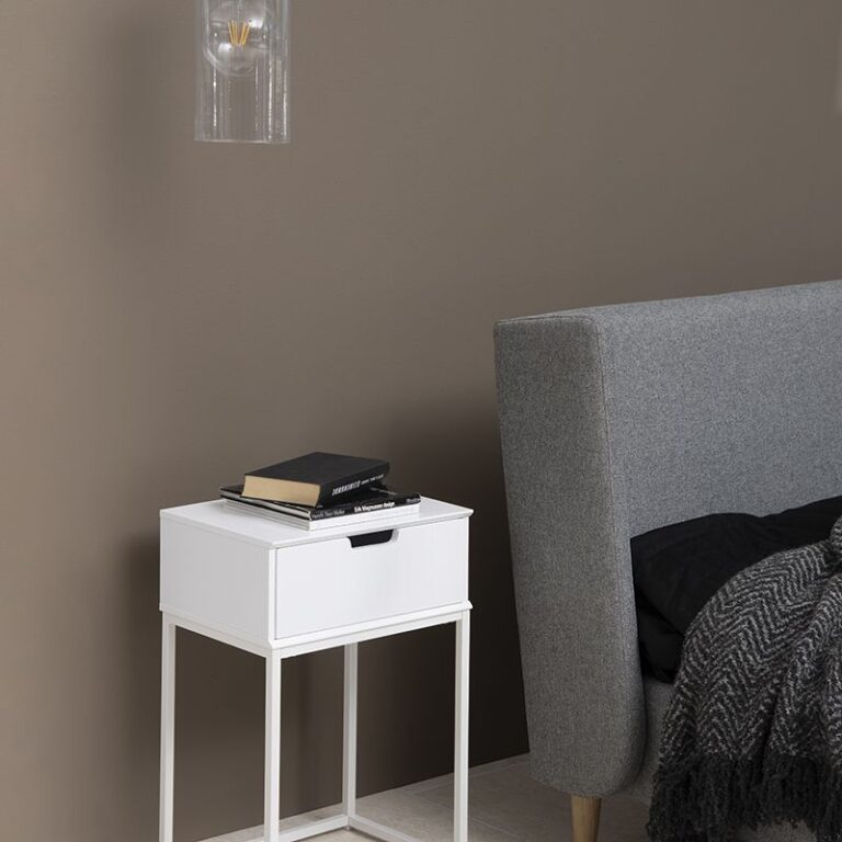 Valge Anita öökapike puidust sahtli ja musta metallraamiga, minimalistlik ja modernne disain.