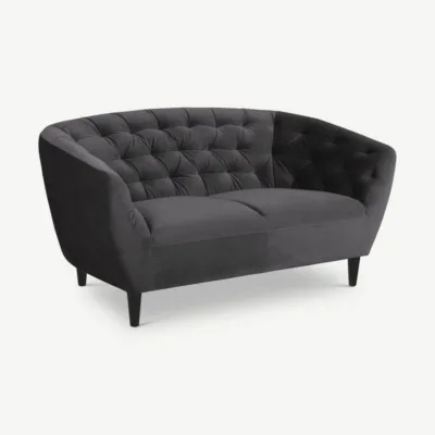 Aria 2-kohaline tumehall sametdiivan elegantses Art Deco stiilis, sügavalt tepitud seljatoega ja mustade puidust jalgadega.