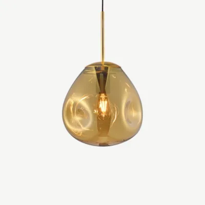 Blobby ripplamp kuldsest klaasist, orgaanilise ja voolujoonelise kujuga. Suupuhutud klaas hajutab valgust õrnalt, lisades ruumile soojust ja elegantsi. Ideaalne stiilseks ja hubaseks valgustuseks.