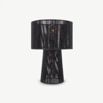 Calix Pin laualamp pabernöörist kupliga mustas värvitoonis. Minimalistlik ja stiilne disain loob sooja ning hubase atmosfääri igas ruumis.