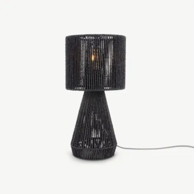 Calix kooniline laualamp, paberpunutisest, musta tooniga. Elegantse ja loodusliku välimusega lamp hajutab valgust pehmelt, lisades interjöörile hubasust ja stiili.