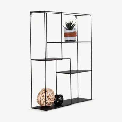 Must metallist Chester seinariiul nelja asümmeetrilise riiuliga. Minimalistlik ja industriaalne disain raamatute, dekoratsioonide ja taimede paigutamiseks. Tugev metallkonstruktsioon musta mati viimistlusega.