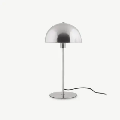 Hõbedane Chic Bonnet lauavalgusti harjatud metallviimistlusega, ümara kupli ja peene metallist jalaga. Stiilne ja elegantne valgusti sobib töölauale, öökapile või diivanilauale.