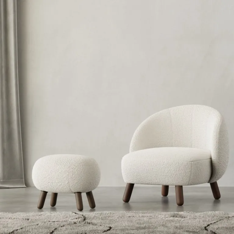 Elena jalatugi valgest bukleekangast katte ja naturaalset tooni pähklipuust jalgadega. Elegantne ja modernne disain, sobib nii jalatoeks kui ka lisaistekohaks igas interjööris.