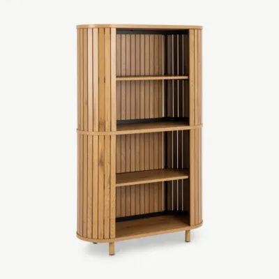 Eline tammepuidust raamaturiiul naturaalset tooni, minimalistliku Skandinaavia disainiga. Kolme avara riiuliga, vertikaalsete lamellide ja metallist jalgadega stabiilne ning vastupidav mööbliese.