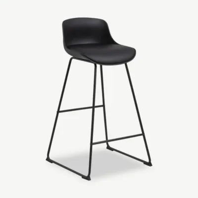 Ellis baaritool mustade metalljalgadega, plastist iste ja pehme PU-nahast padi, modernse minimalistliku disainiga.