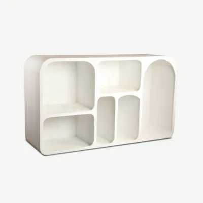 Madal valge puidust Emmy kapp orgaanilise disainiga, minimalistlike joonte ja praktilise hoiuruumiga. Stiilne ja funktsionaalne mööbliese kaasaegsesse interjööri.