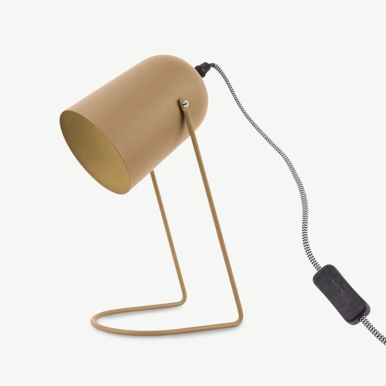 Liivapruun Enchant lauavalgusti modernse ja minimalistliku disainiga, voolujoonelise metallkonstruktsiooniga ja ümara vormiga, sobides ideaalselt erinevatesse interjööridesse.