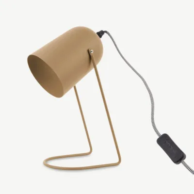 Liivapruun Enchant lauavalgusti minimalistliku ja modernse disainiga. Ümar metallist kuppel ning elegantne viimistlus sobivad suurepäraselt kaasaegsesse interjööri.