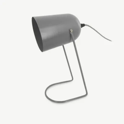 Tumehall Enchant lauavalgusti minimalistliku ja elegantse disainiga – voolujooneline metallkorpus ja kompaktne suurus sobivad ideaalselt kaasaegsesse või klassikalisse interjööri.