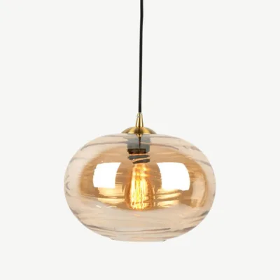 Glamuurse disainiga ripplamp pruuni klaaskupliga, mis loob sooja ja elegantse valgustuse igas ruumis.