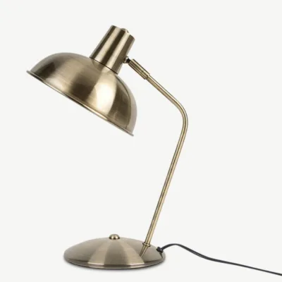 Kuldne metallist laualamp Hood läikiva kupliga, minimalistliku ja elegantse disainiga. Täiuslik stiilne valgusti elutuppa või magamistuppa.
