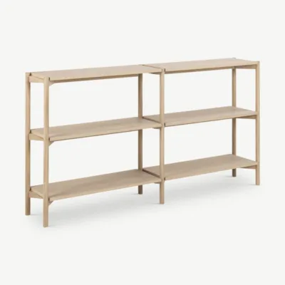 James raamaturiiul naturaalset puidust konstruktsiooniga, tammepuidust jalgade ja avatud riiulitega, skandinaavialikus stiilis hele viimistlus.