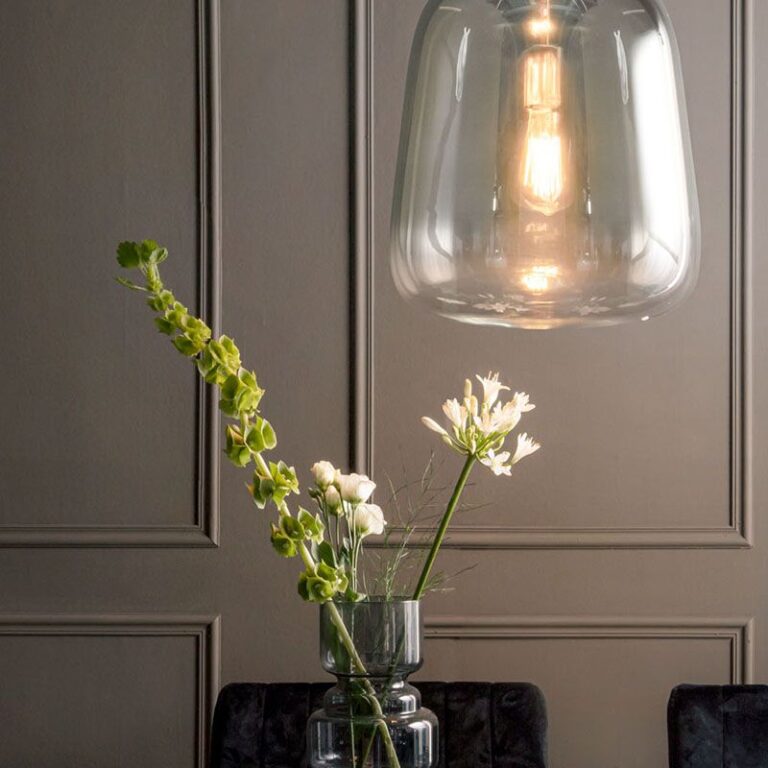 Koonusekujuline rippvalgusti suitsukroom klaasist varjundiga, elegantse ja minimalistliku disainiga. Sobib suurepäraselt modernsesse interjööri, pakkudes pehmet ja hubast valgust.
