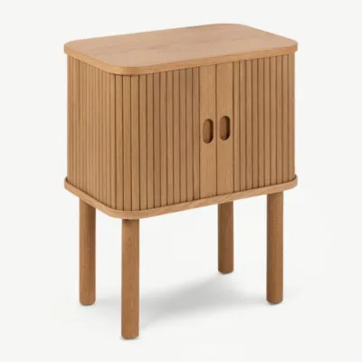 Lazaro tammepuidust öökapike naturaalses tammepuidu viimistluses, dekoratiivse lamellfassaadi ja libisevate tambuustega. Skandinaavialik minimalistlik disain, kvaliteetsed materjalid ja praktiline hoiuruum.