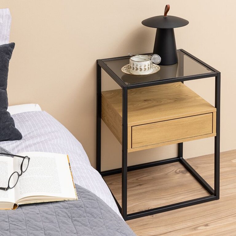 Luke öökapp halli toonitud klaaspinna ja musta metallraamiga. Minimalistlik disain push-to-open sahtliga, sobides modernsesse magamistuppa.