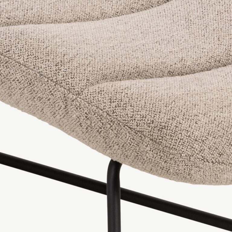 Nova päevavoodi beežist bukleest, elegantse minimalistliku disainiga. Pehme kangas ja voolujooneline kuju pakuvad maksimaalset mugavust, mustad metalljalad lisavad modernset kontrasti.